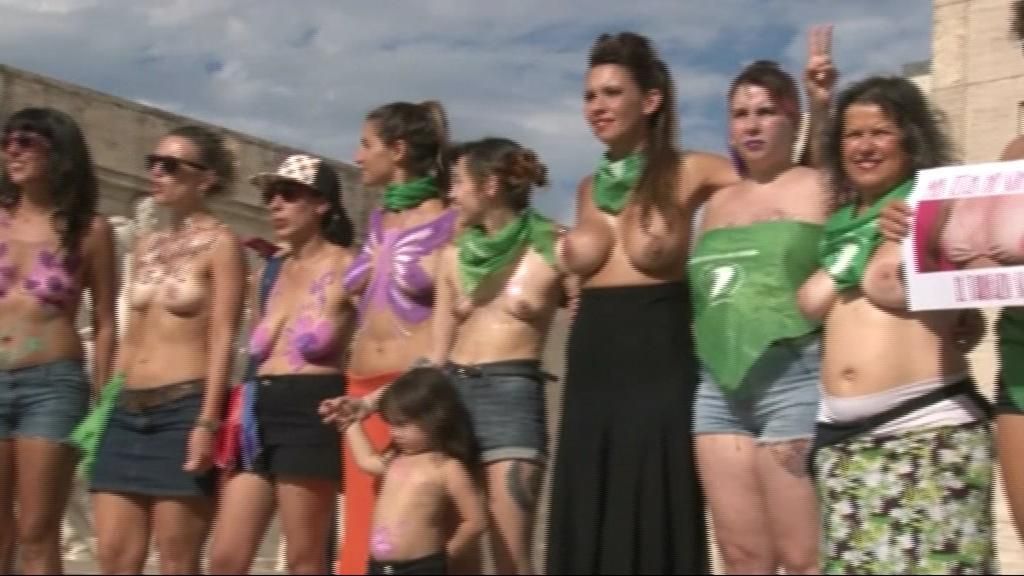 Mujeres argentinas celebran "el tetazo" para reivindicar la legalización del topless