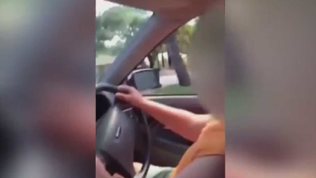 Graba cómo enseña a conducir a su hijo de 11 años