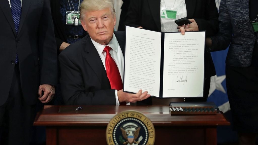 Donald Trump firma la construcción del muro con México