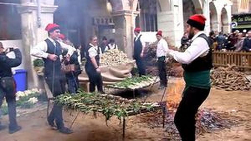 La tradicional calçotada de Valls atrae turistas de toda España