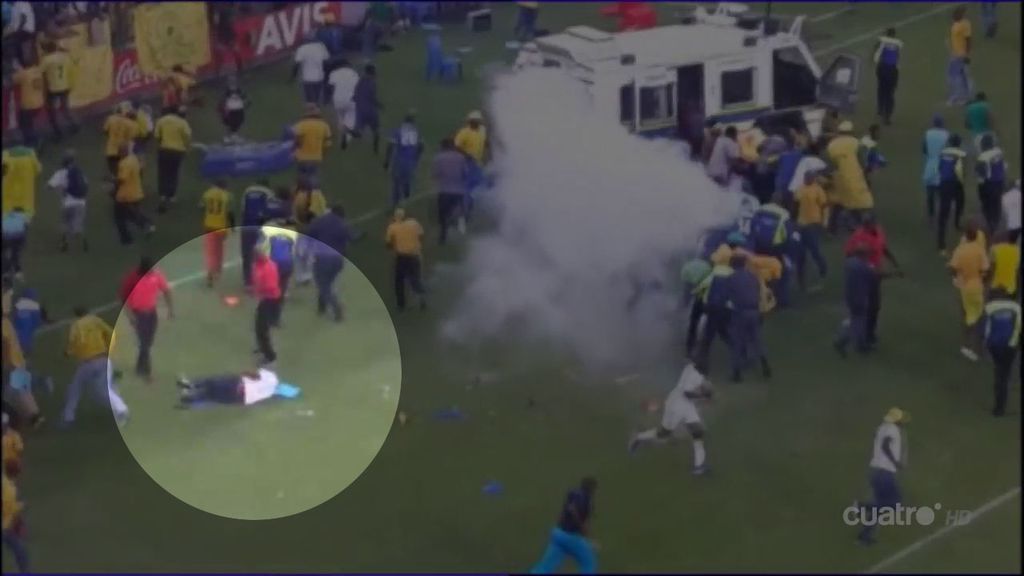 Agresión masiva en Sudáfrica: hinchas invaden el campo y apalean a los jugadores