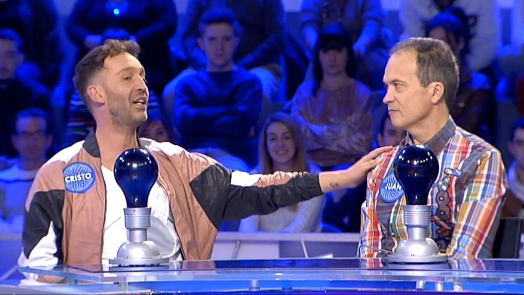 Cristo analiza el look de Juan en Pasapalabra: "Tu camisa es feísima"