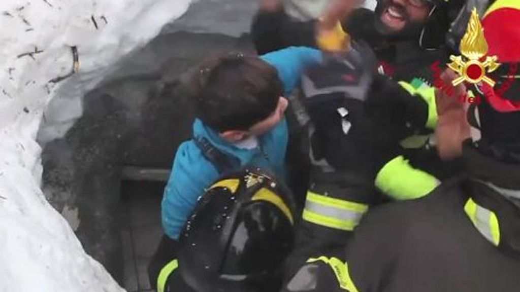 Rescatan vivas a ocho personas, entre ellas dos niños en el hotel arrasado por un alud