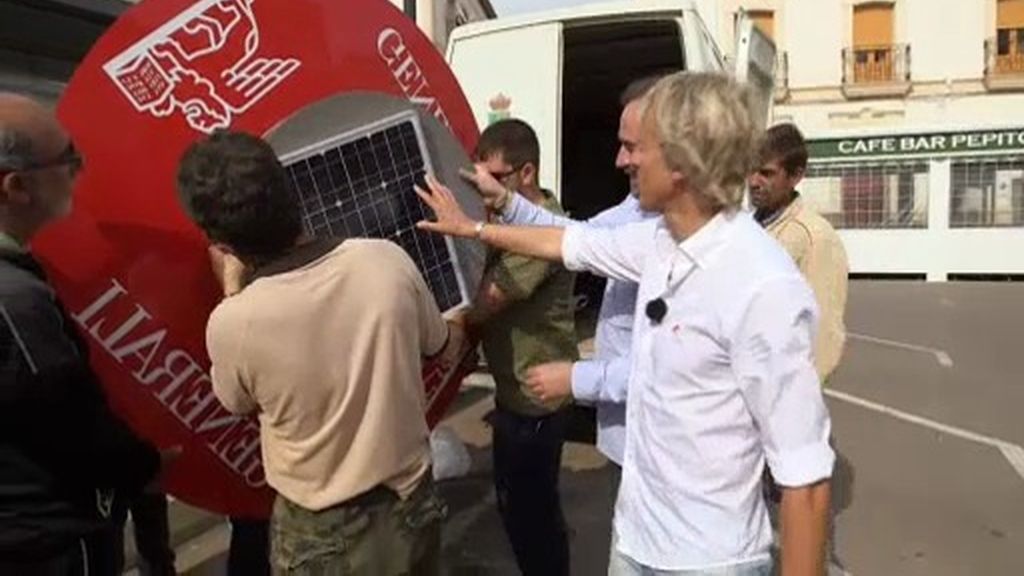 Los vecinos de Tabernas plantan una “seta solar” para recargar sus móviles