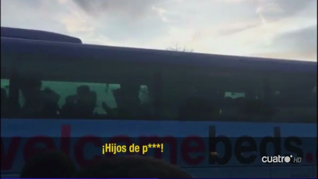 Aficionados del Mallorca cargan contra el autobús del Rayo al grito de "Zozulya"