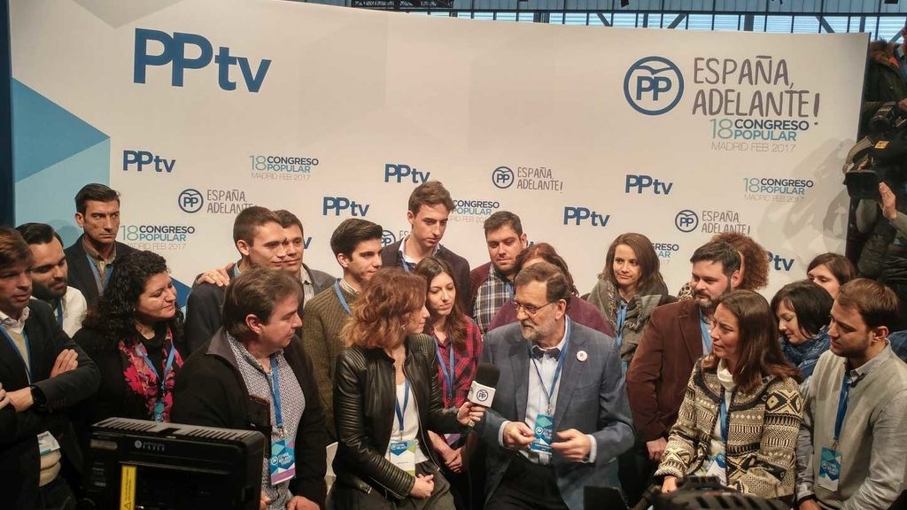 Rajoy anima a los jóvenes a prepararse para ser los políticos del futuro