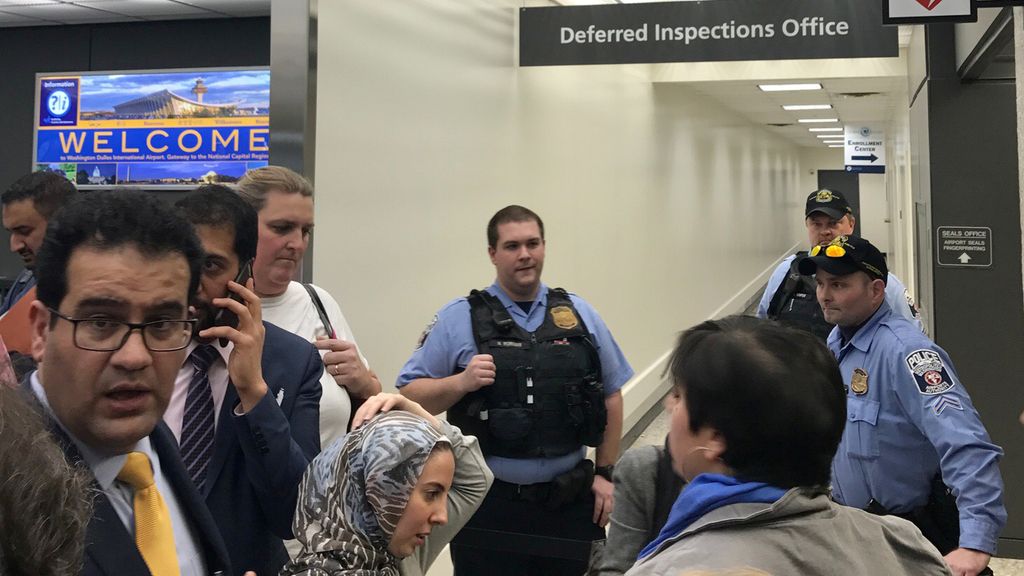 Emoción al volver a verse tras horas retenidos en el aeropuerto de Virginia