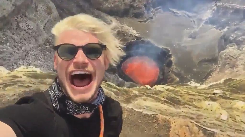 Dos jóvenes se graban en un volcán a punto de entrar en erupción