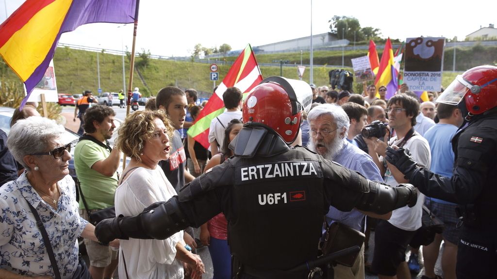 Antitaurinos y republicanos se concentran ante la plaza de toros de San Sebastián