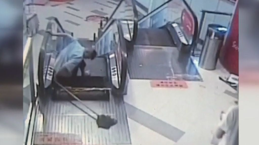 Un hombre pierde un pie en una escalera mecánica en China