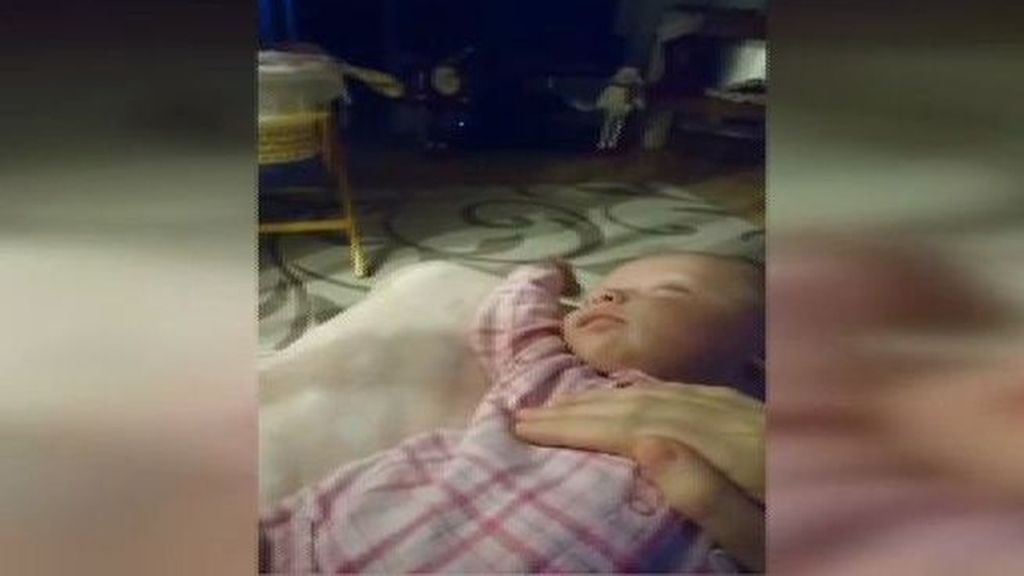 Una madre es criticada por dar golpecitos a su bebé con fibrosis quística
