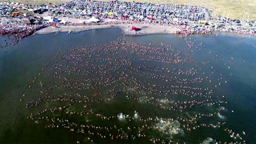 Récord Guinness en Argentina:  2.000 personas flotando a la vez en un lago
