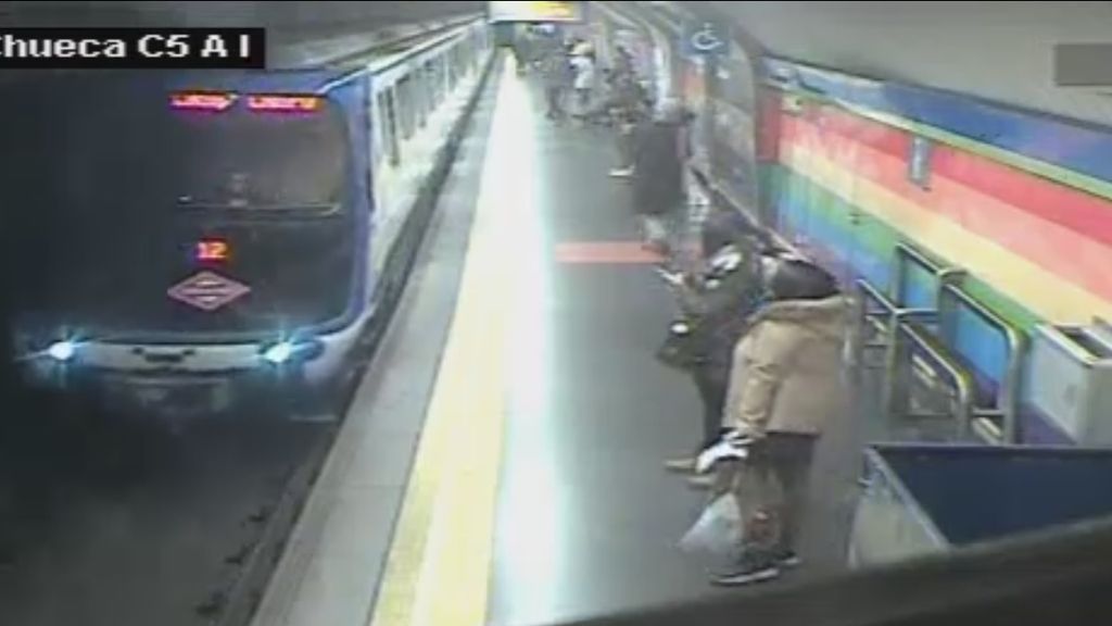 Un policía fuera de servicio salta a las vías del Metro para socorrer a un hombre