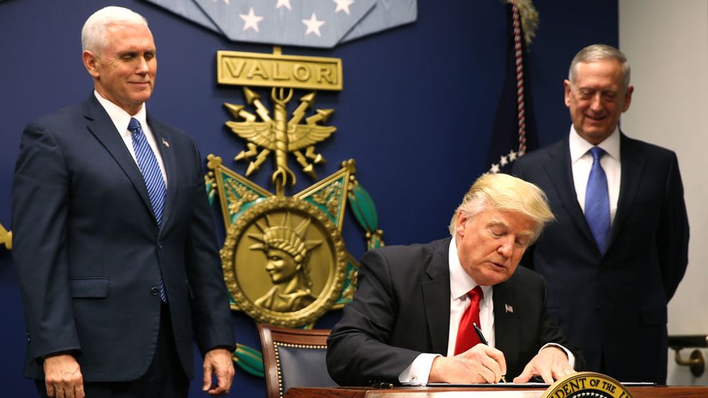 Trump firma la orden que restringe la entrada en EEUU de los musulmanes