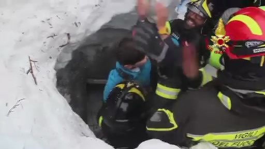 Milagrosos rescates en el hotel sepultado por la nieve en Italia