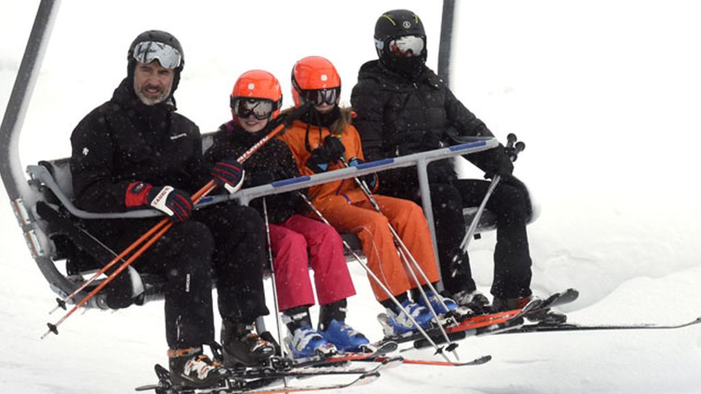 La familia real pasa una jornada de esquí en Astún, Huesca