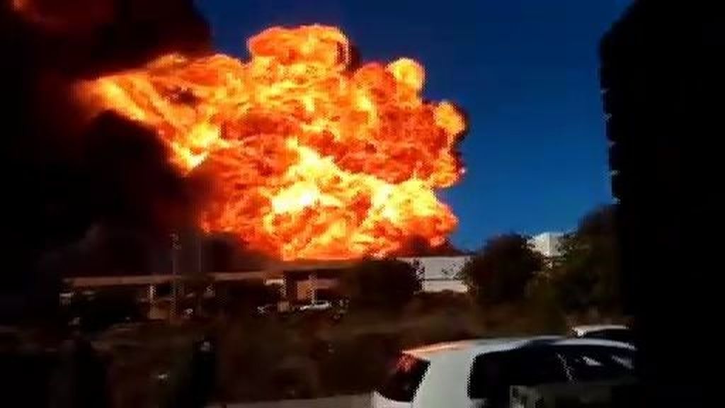 Espectacular incendio en una fábrica de Paterna