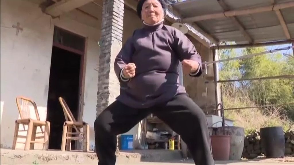 Zhang Hexian, la abuela de 94 años que asombra con su práctica diaria de kung-fu