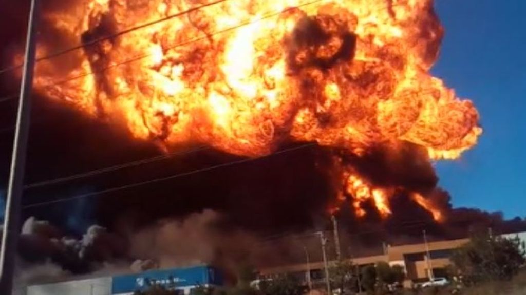 3.000 personas evacuadas y 150 empresas afectadas por el incendio de Paterna