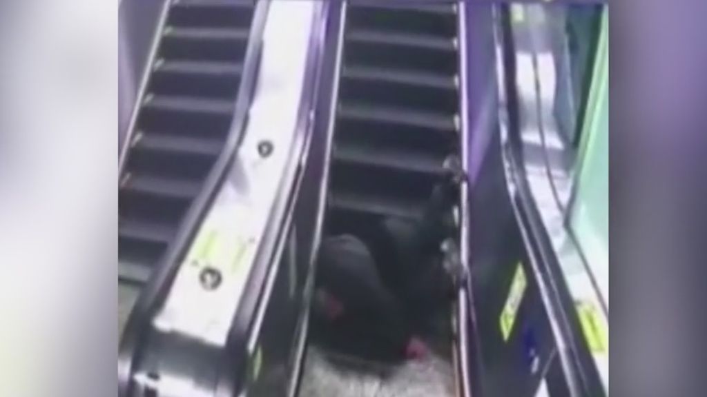 Dramática escena en la que un anciano se cae varias veces en una escalera mecánica