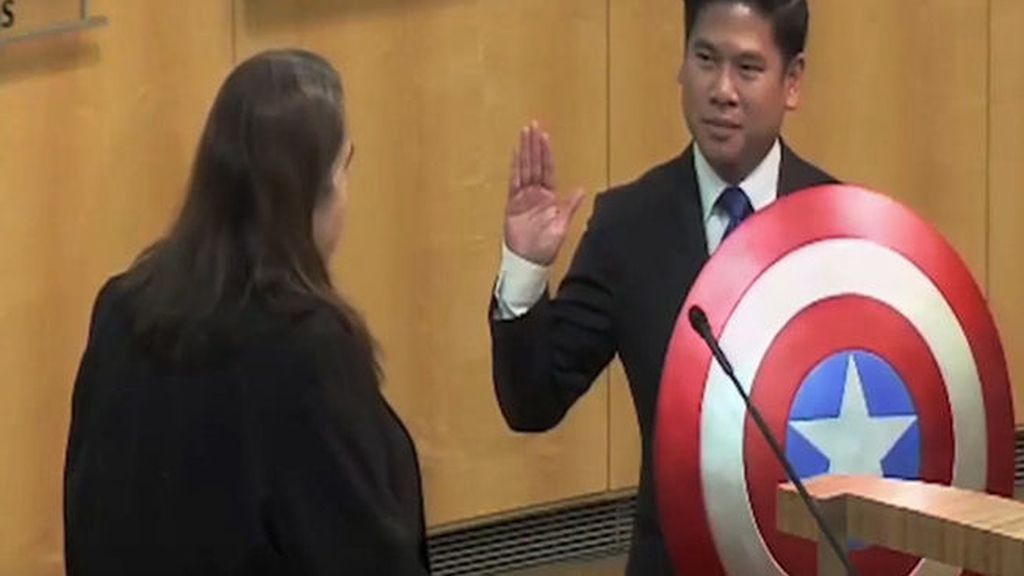 Un concejal de EEUU jura el cargo con el escudo del Capitán América