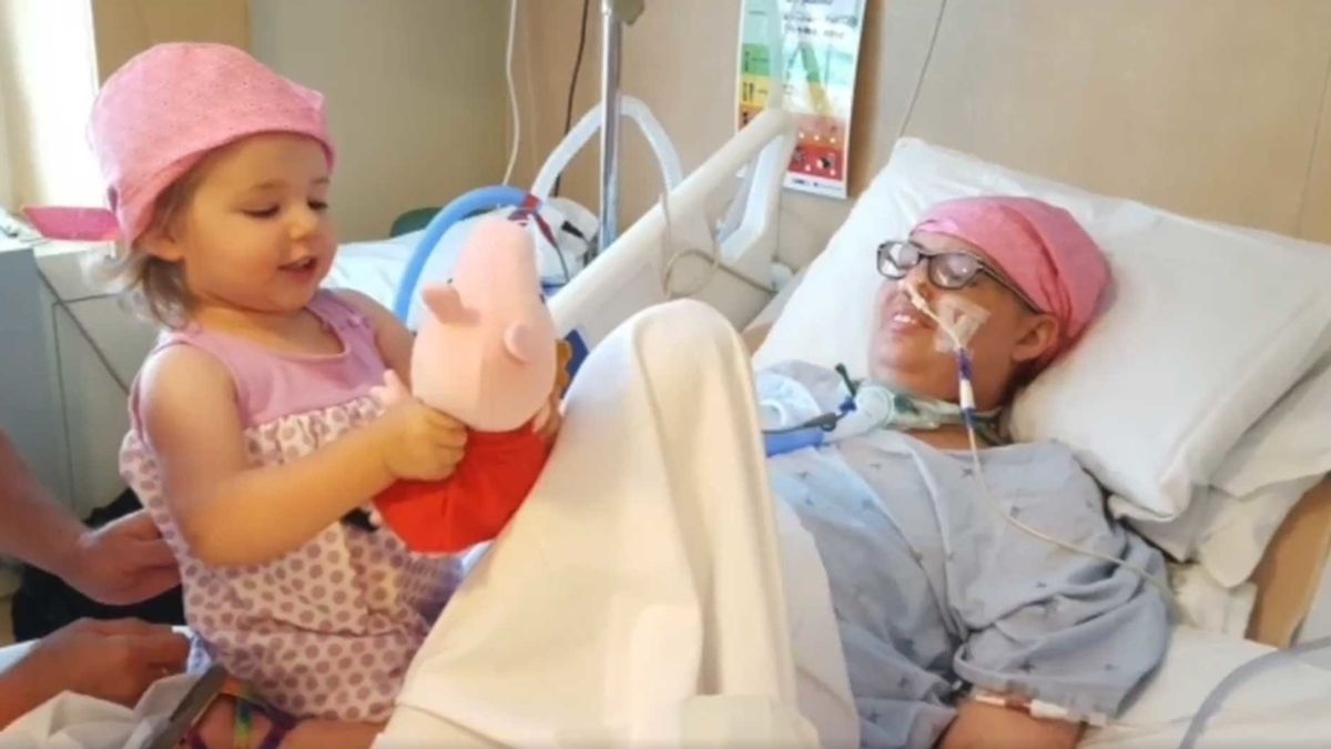 Melissa Benoit y su hija en la cama del hospital