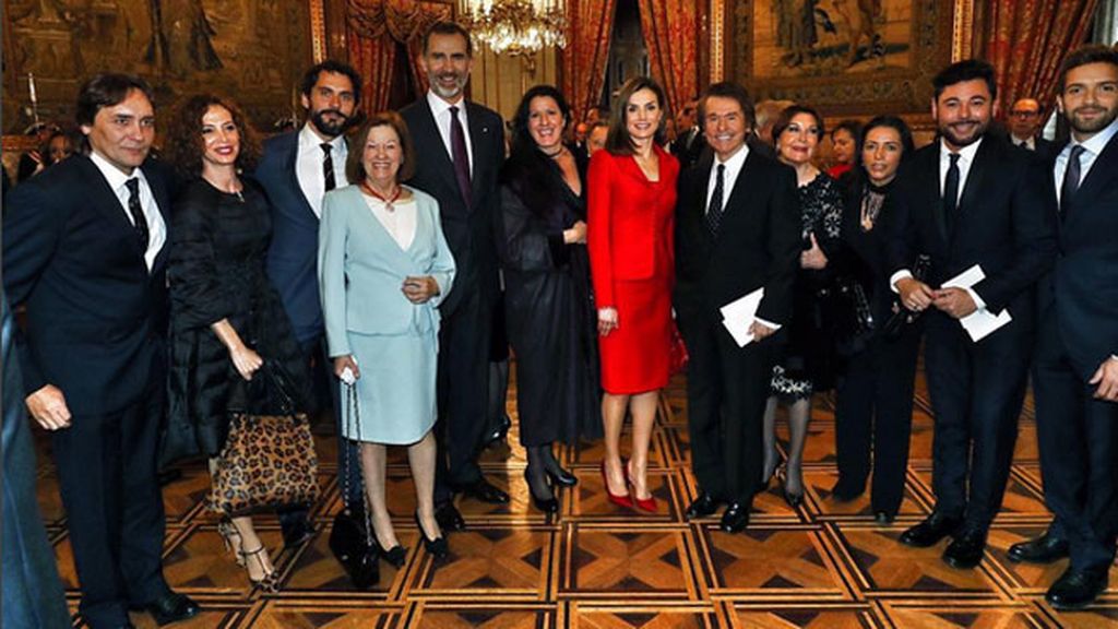 Los reyes rodeados de artistas