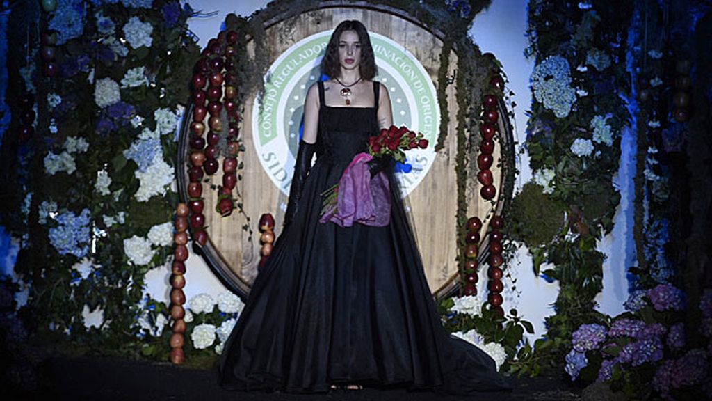 La hermana de Bimba Bosé y Francis Montesinos lloran sobre la pasarela la pérdida de la modelo