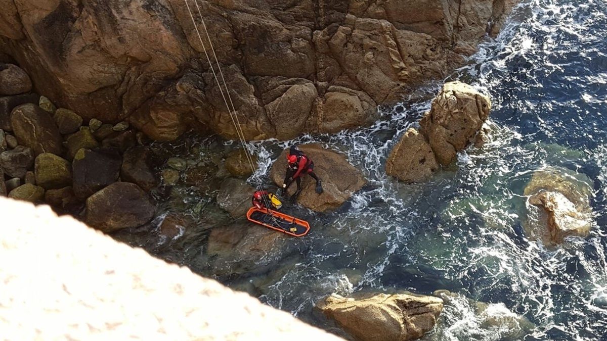 Bomberos de La Coruña rescatan un cuerpo en la zona de As Lagoas