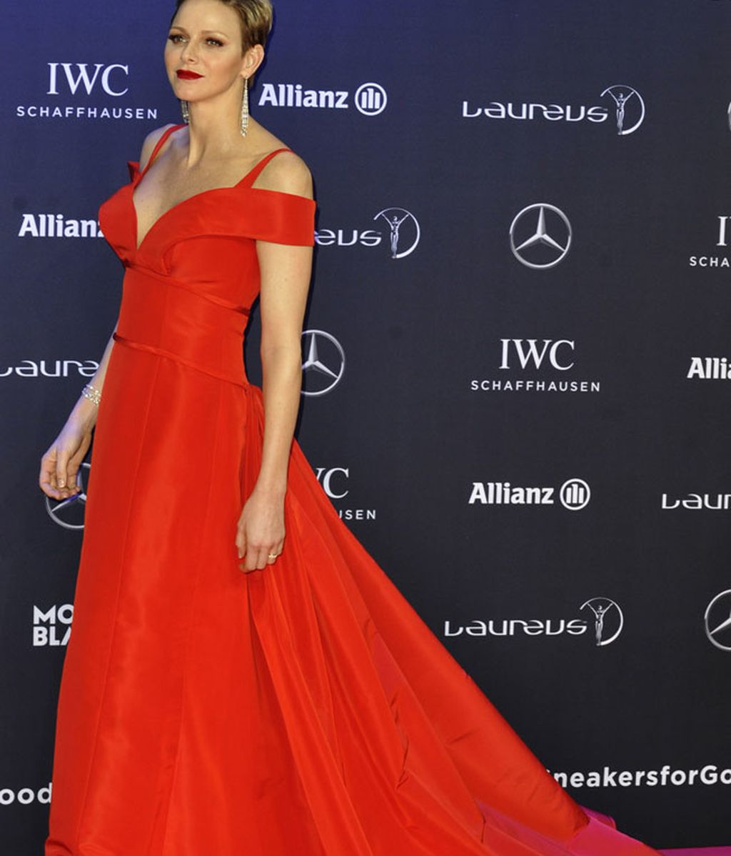 Charlène, con vestido rojo de raso y escote en 'v'