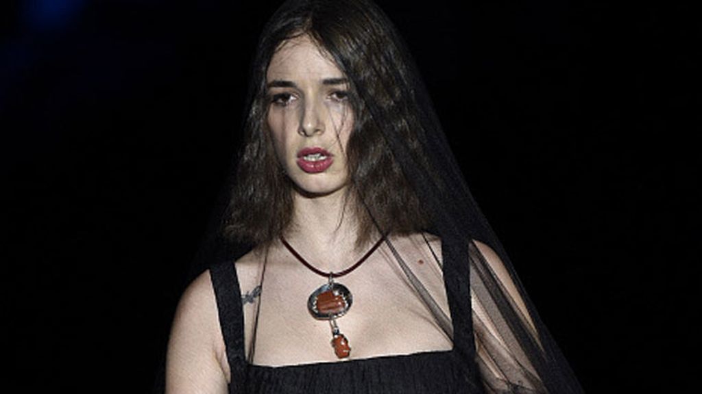 La hermana de Bimba Bosé y Francis Montesinos lloran sobre la pasarela la pérdida de la modelo