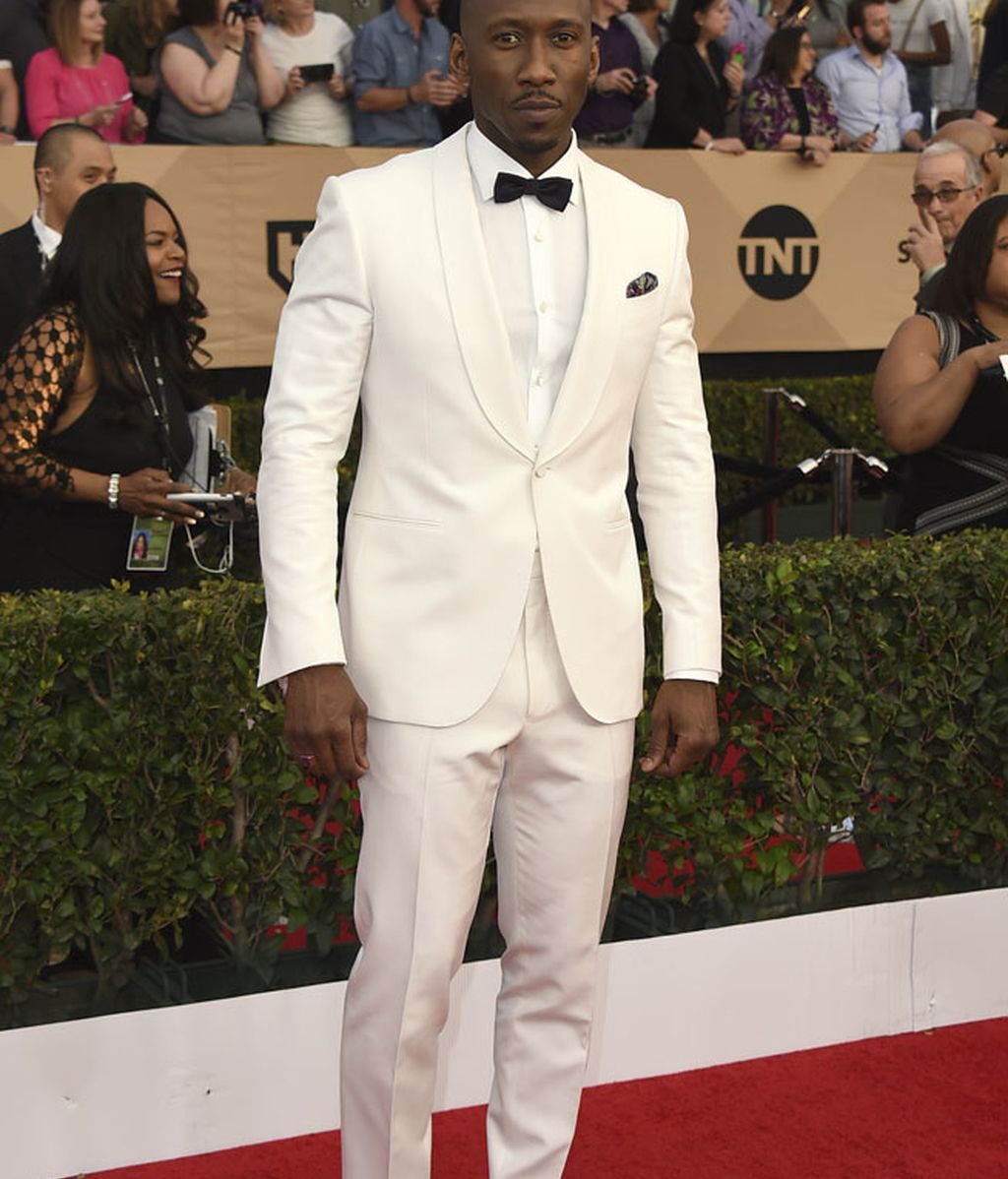 El traje en clave de blanco de Mahershala Ali