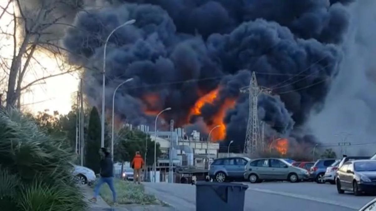 Arde una nave de productos químicos en Paterna