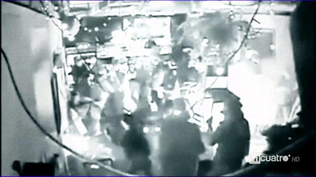 El brutal asalto de los ultras del Legia a un bar donde estaban los hinchas del Ajax