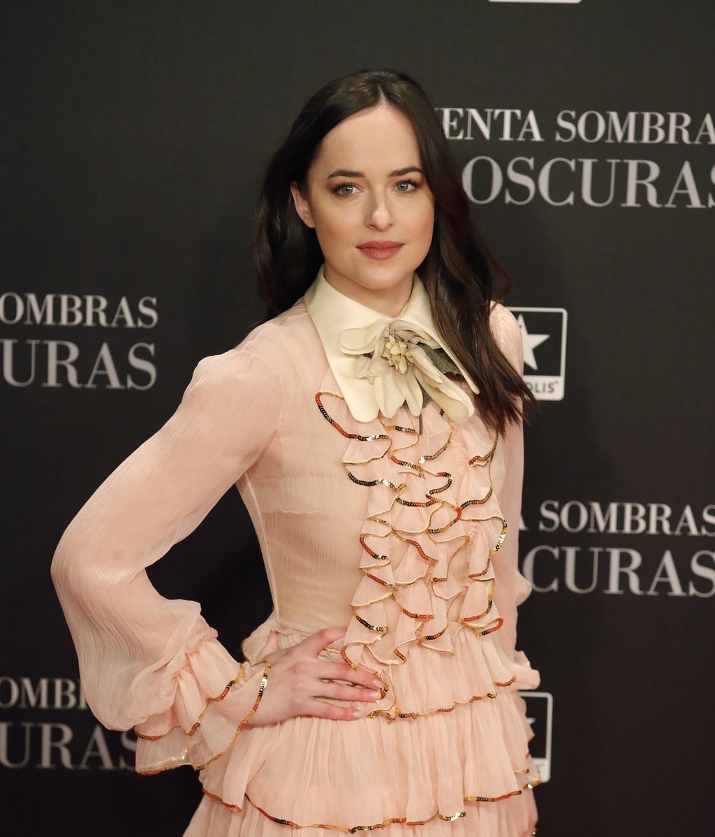 Jamie Dorman y Dakota Johnson posan en preestreno de ‘Cincuenta sombras más oscuras’