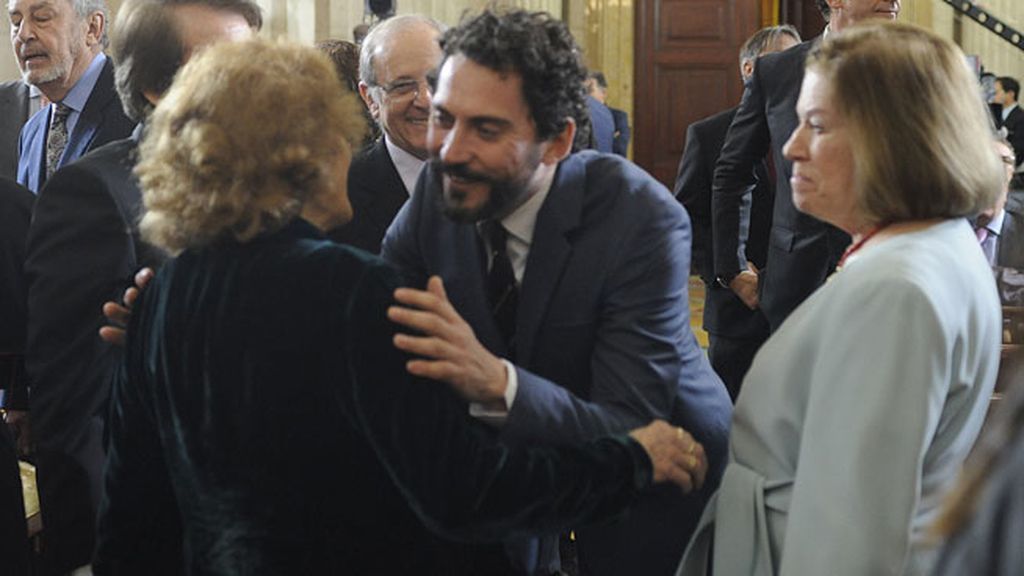 Paco León saludando a Julia Gutiérrez Caba