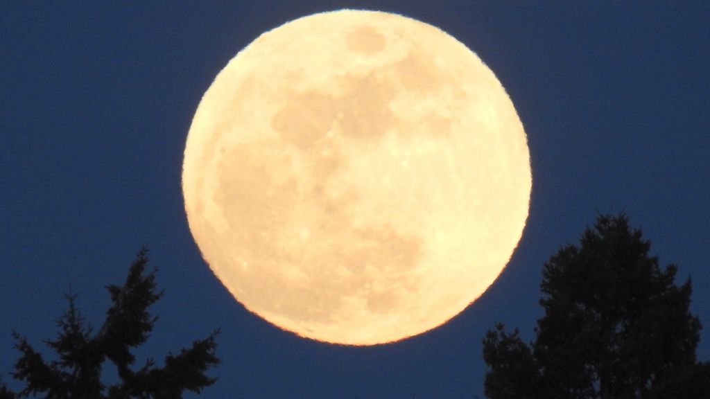 Luna de nieve vista desde España