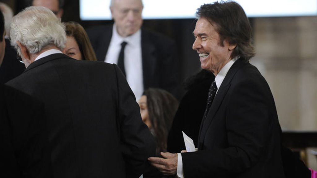 Raphael saludando a los invitados