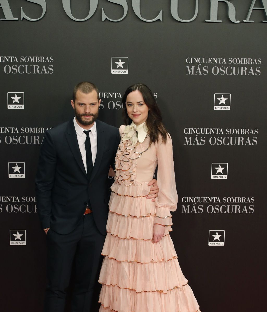 Jamie Dorman y Dakota Johnson posan en preestreno de ‘Cincuenta sombras más oscuras’