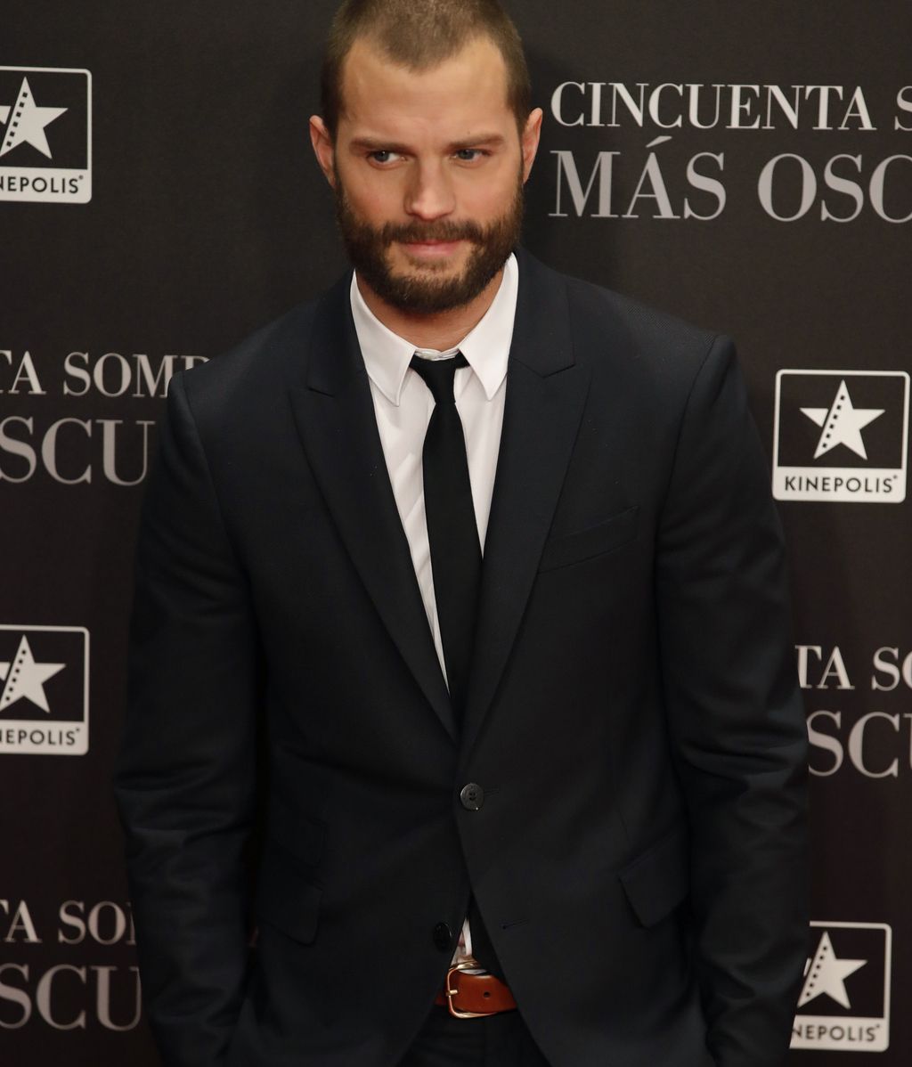 Jamie Dorman y Dakota Johnson posan en preestreno de ‘Cincuenta sombras más oscuras’