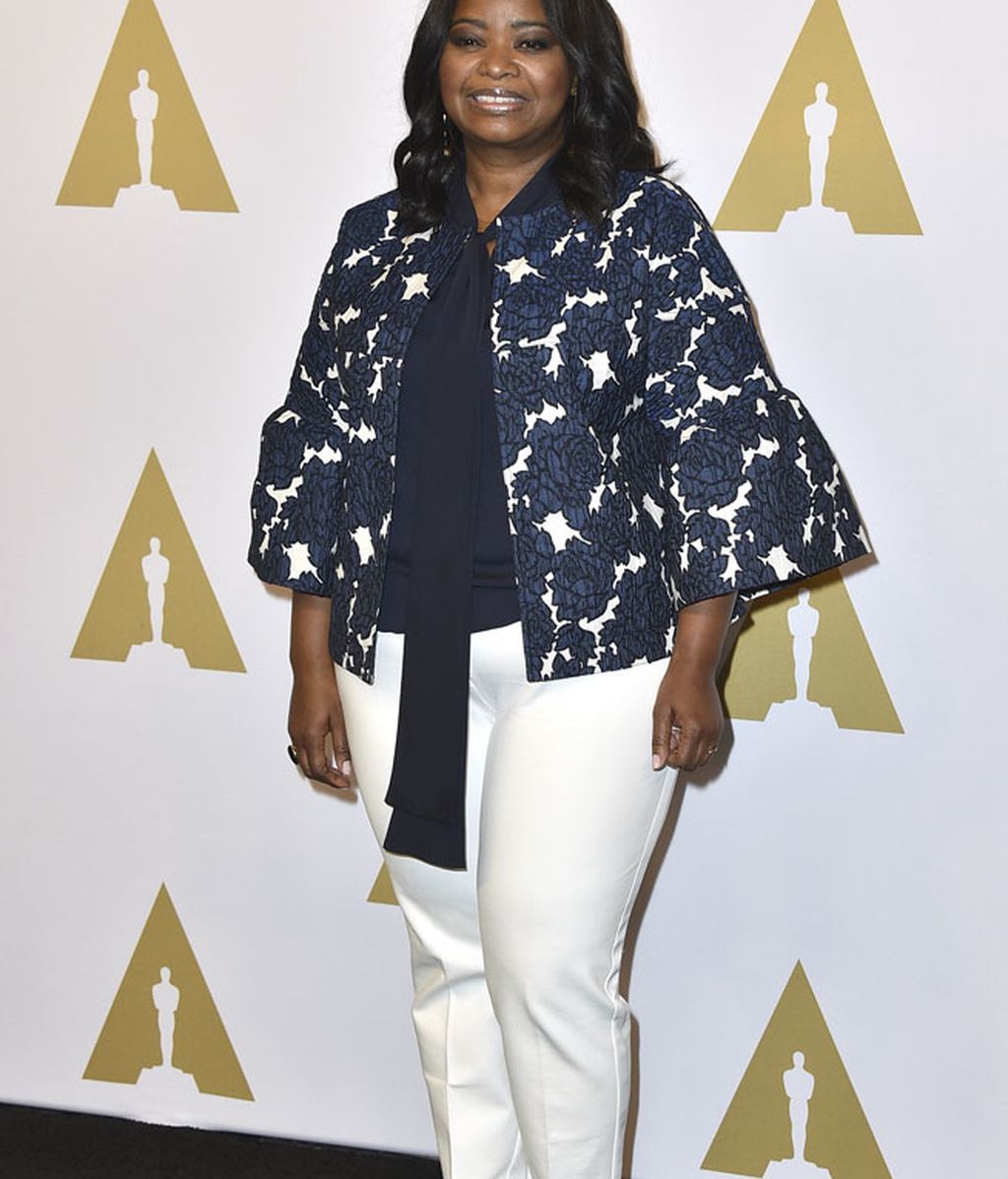 La sencillez de Octavia Spencer: pantalones blancos y chaqueta estampada
