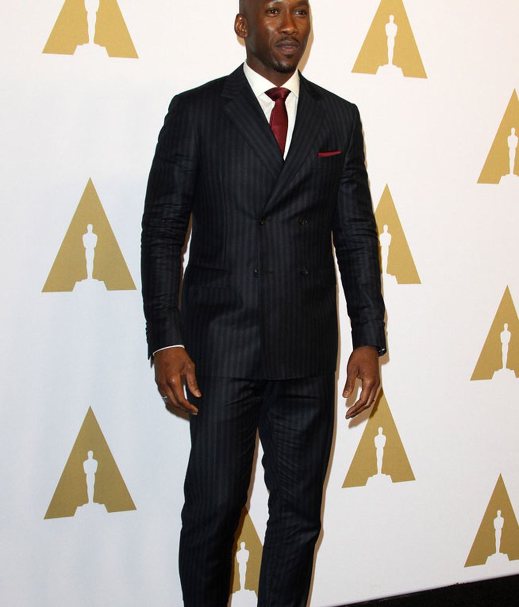 La elegancia de Mahershala Ali: traje de rayas con chaqueta cruzada y corbata roja