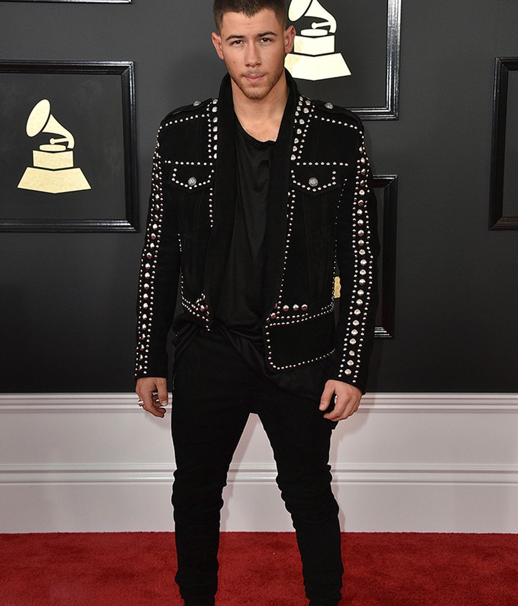Nick Jonas con traje de Balmain
