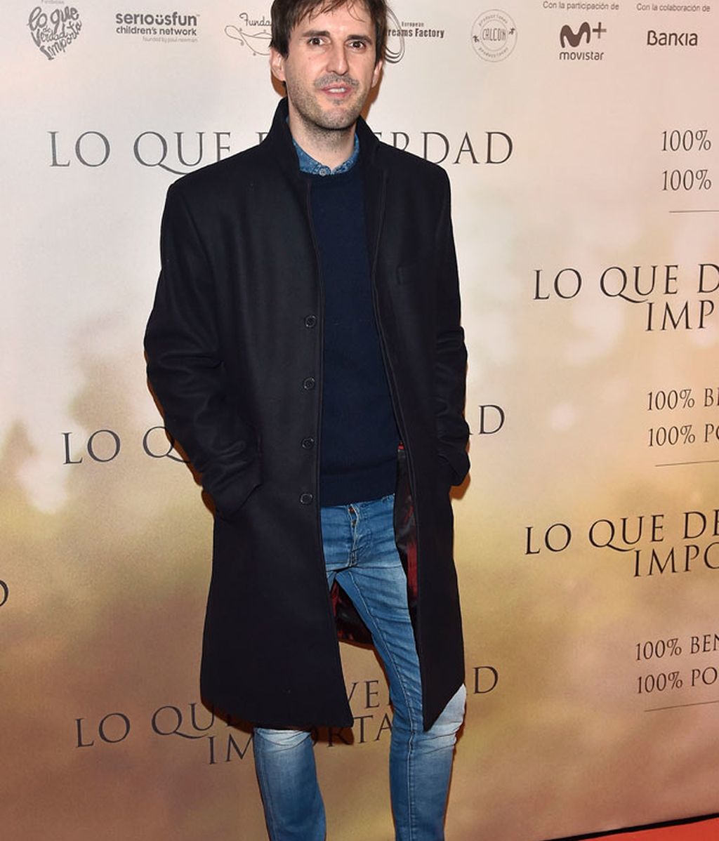 Julián López eligió un abrigo tres cuartos, vaqueros y Adidas gazelle