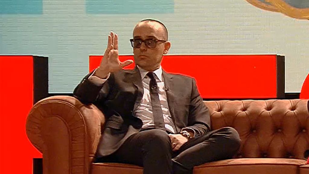 El presentador monta en cólera ante los ataques al sacerdote