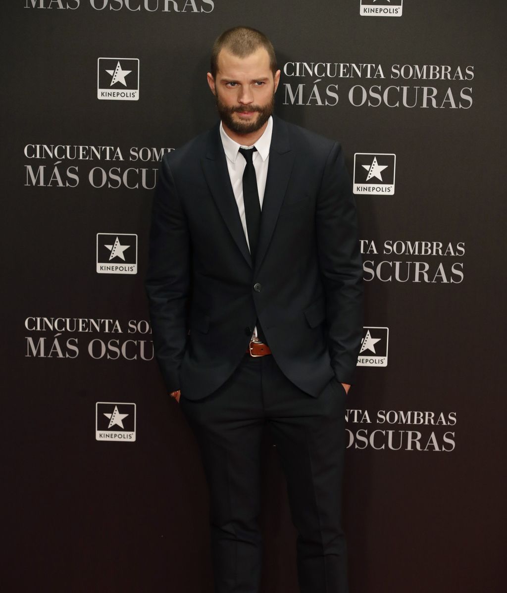 Jamie Dorman y Dakota Johnson posan en preestreno de ‘Cincuenta sombras más oscuras’