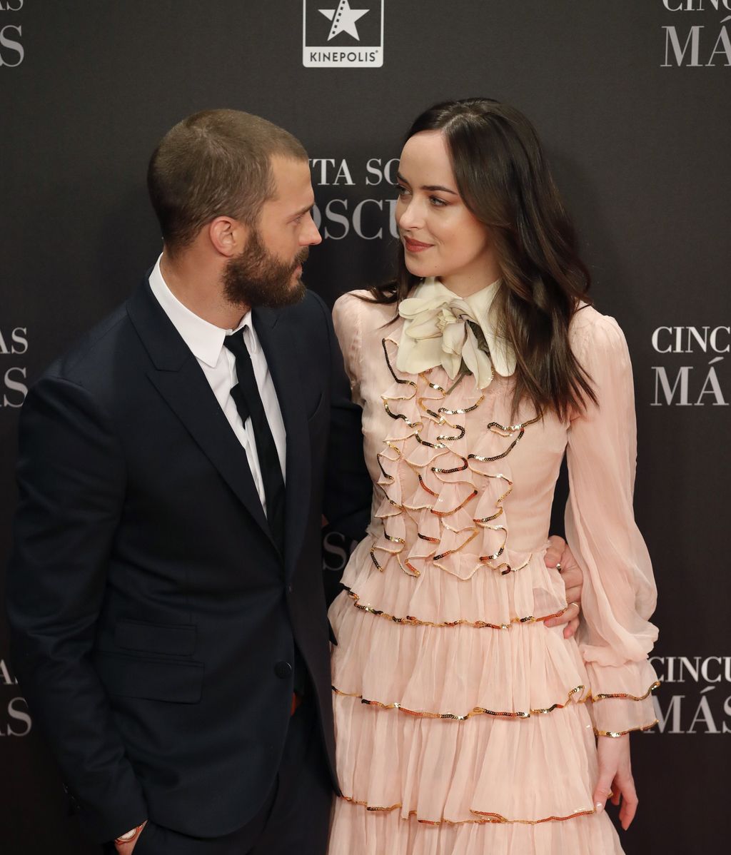 Jamie Dorman y Dakota Johnson posan en preestreno de ‘Cincuenta sombras más oscuras’