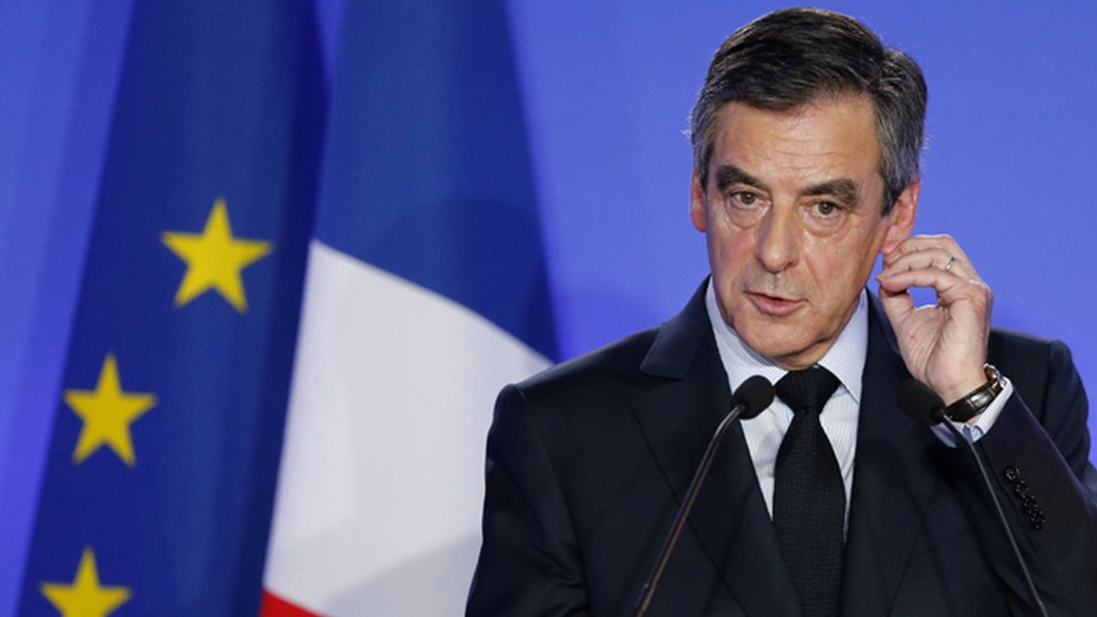 Fillon admite que fue un "error" contratar a familiares y "pide perdón a los franceses"