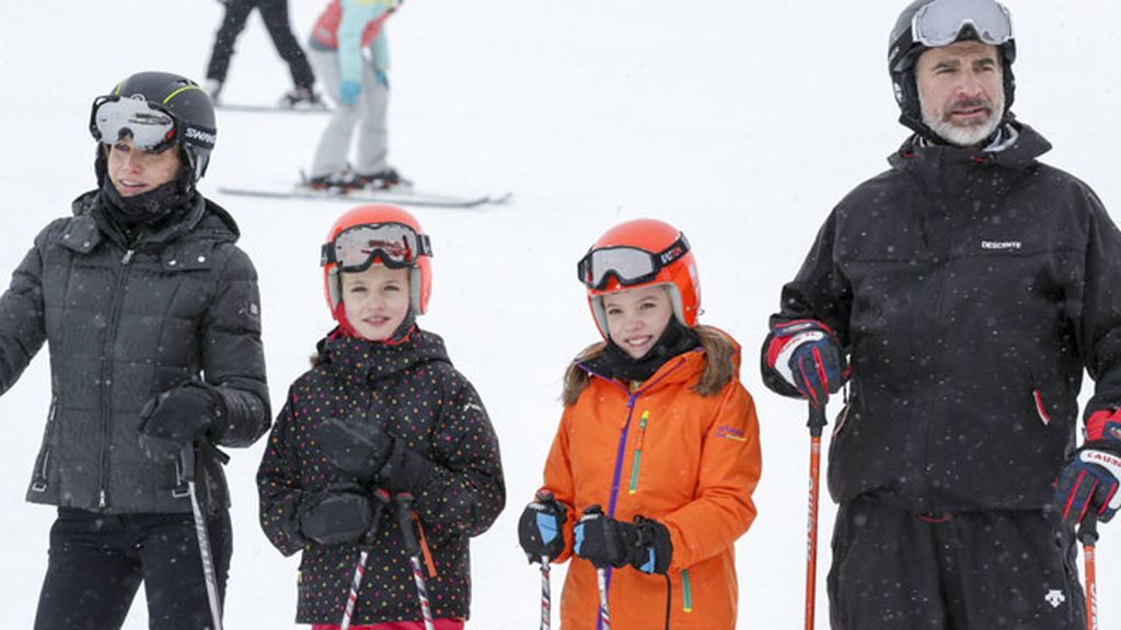 Es la primera vez que Leonor y Sofía posan esquiando