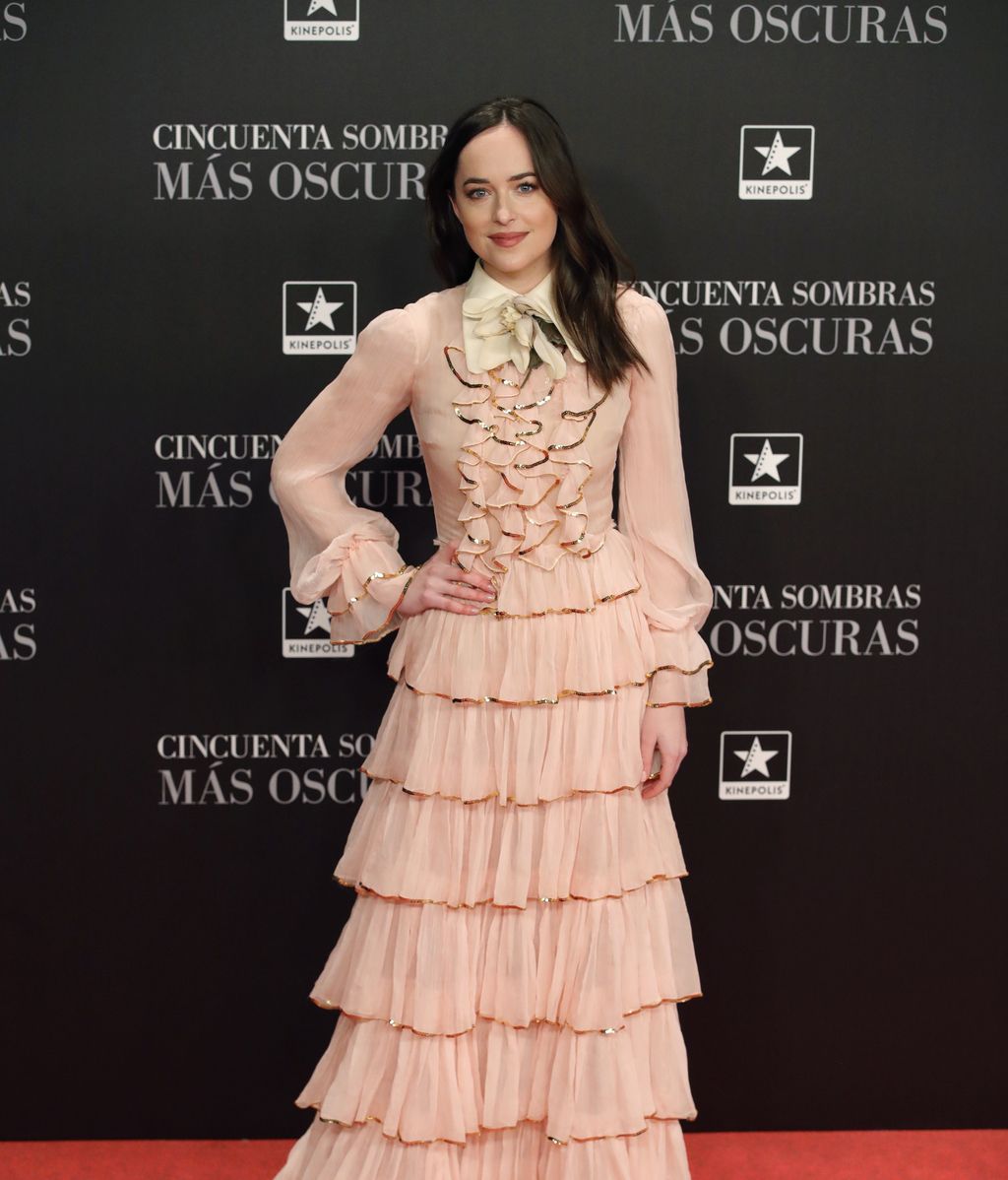 Jamie Dorman y Dakota Johnson posan en preestreno de ‘Cincuenta sombras más oscuras’